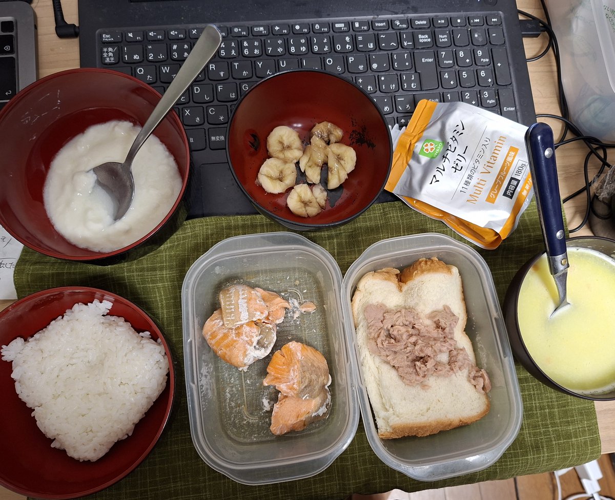 Yan_second_0417's tweet photo. 大腸内視鏡検査の前日、「野菜や繊維質や消化に時間のかかるものは食べてはいけない」という条件下での皿数チャンピオンシップ。ChatGPTさんとの協議の末に選ばれしメンバーは以下の通り。昼飯のうどんようの入れ物忘れて小さい皿２つに分けたのは改善点です笑。 https://t.co/Sxmmq74pFB