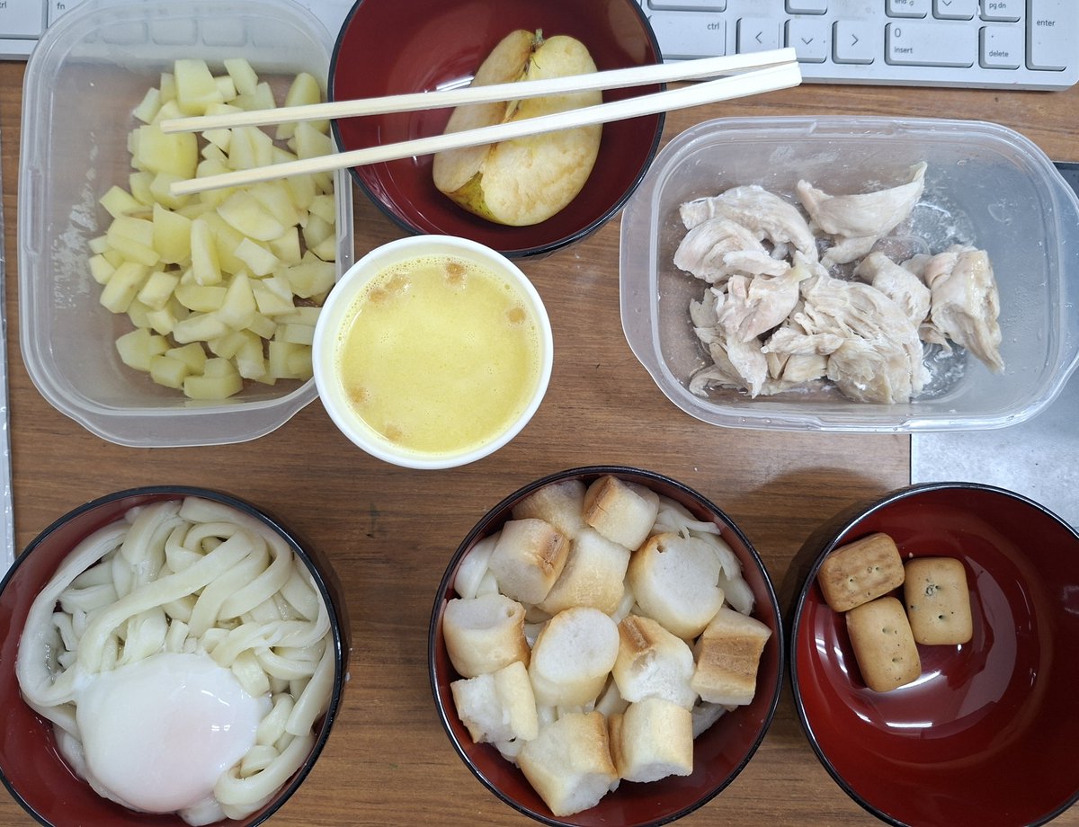 Yan_second_0417's tweet photo. 大腸内視鏡検査の前日、「野菜や繊維質や消化に時間のかかるものは食べてはいけない」という条件下での皿数チャンピオンシップ。ChatGPTさんとの協議の末に選ばれしメンバーは以下の通り。昼飯のうどんようの入れ物忘れて小さい皿２つに分けたのは改善点です笑。 https://t.co/Sxmmq74pFB
