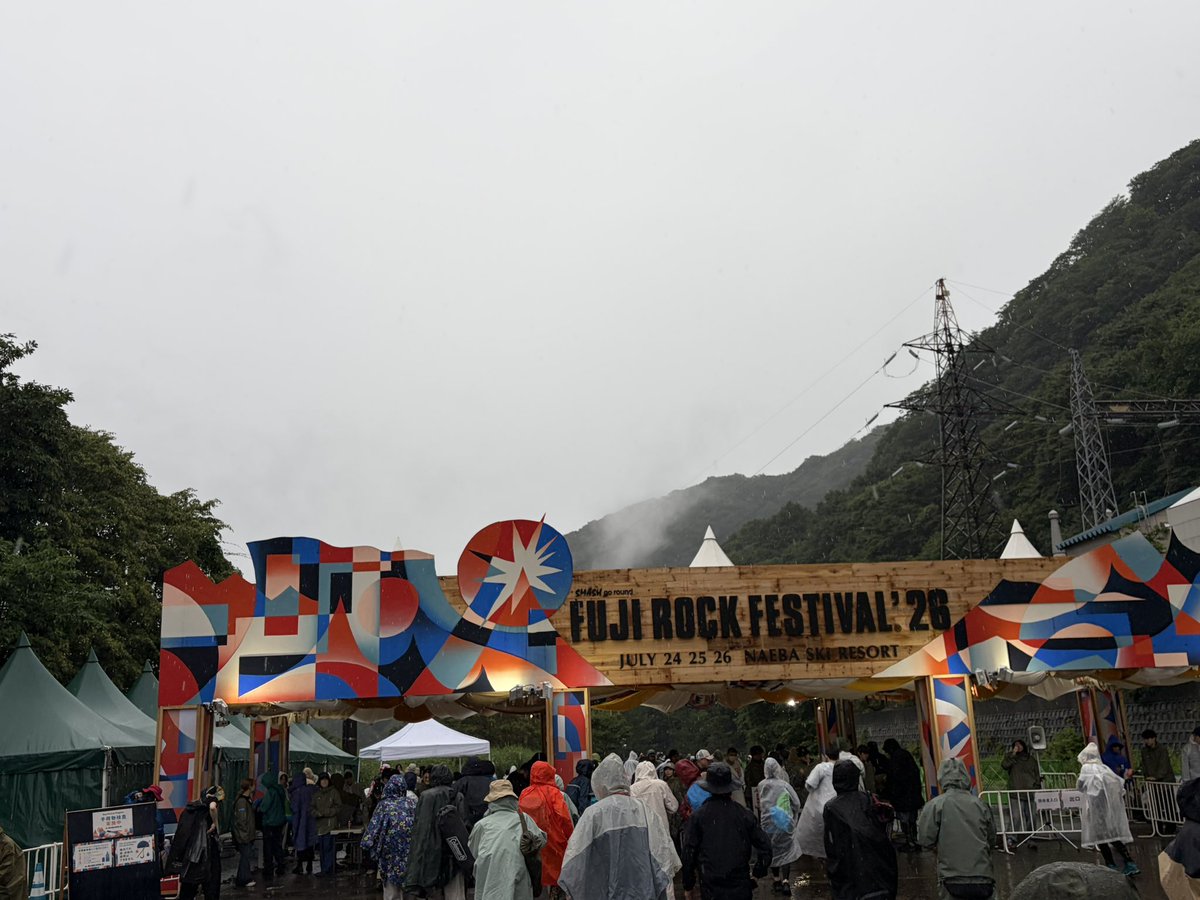 Nil_hachi's tweet photo. 今年もフジロックに、来ました。
土砂降りだ〜

JUNKの会場BGMにも採用されてたGEODIR GREEPも出演します。

Black Midiからソロとなって今回のバンドは日本人がサポートメンバー https://t.co/PIgHCQY3P7