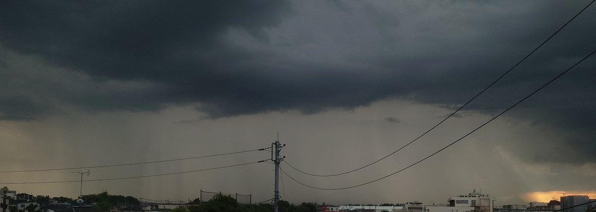 tkxx210xx's tweet photo. @jpU89cbKOw74979 埼玉県ですが、狭山方面の雨柱が見えます https://t.co/rdJpn2v5FI