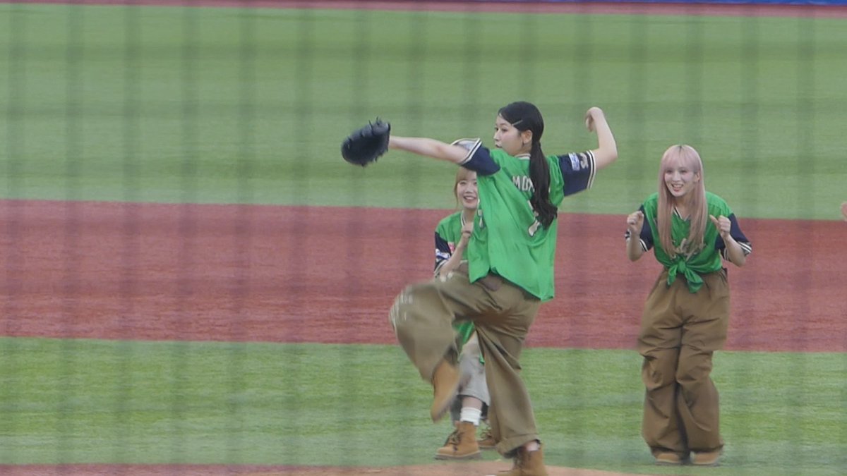 793bc2a2a46643f's tweet photo. ME:Iミーアイ　MOMOKNA始球式
#ミーアイ https://t.co/B6O5j4ZURF
