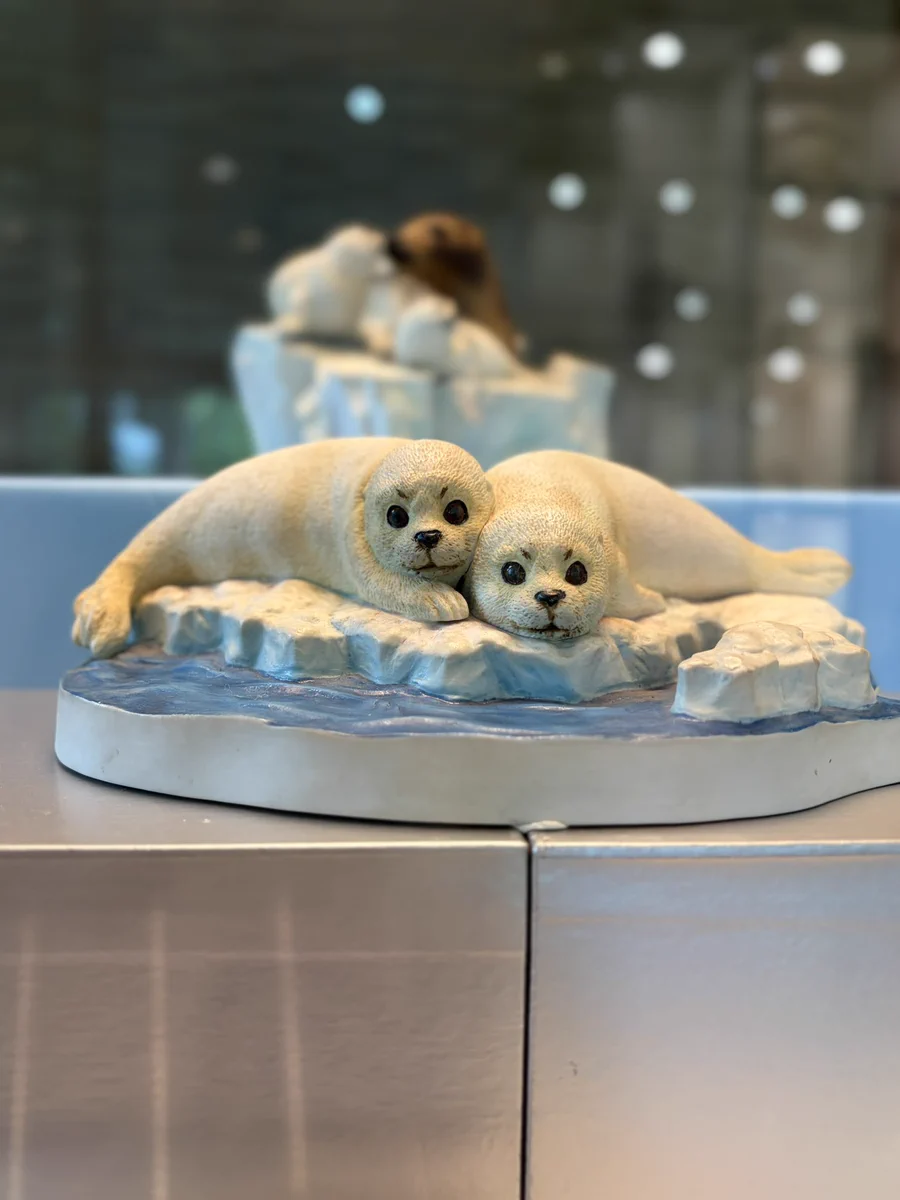 白イルカに乗ったゴマフアザラシ♡陶器人形、置物、縁起物、作家、アート、造形 愛知県陶磁美術館 on X: 