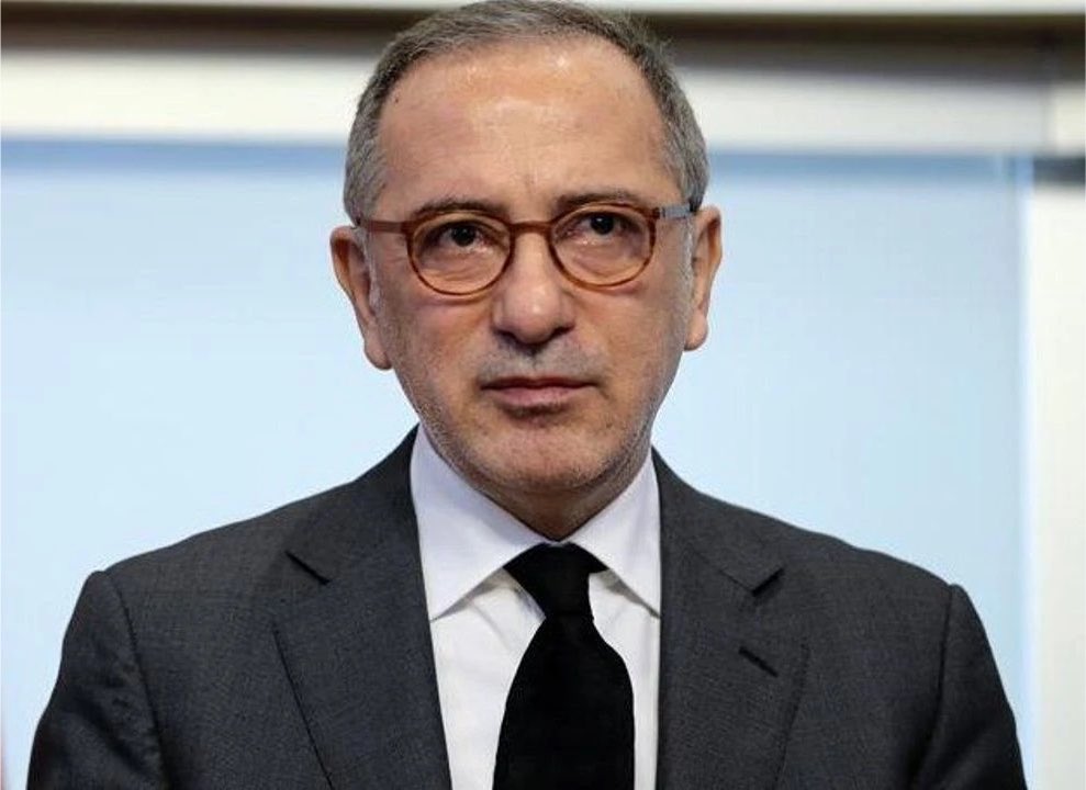 frekanstr_'s tweet photo. Fatih Altaylı:

"Daha da CHP yazmam.

Sevgili okurlar, bundan böyle CHP ile ilgili çok önemli bir gelişme olmadıkça bu parti ve kayyumları ile ilgili bir şey yazmayı düşünmüyorum.

Nasıl ki, diğer küçük ölçekli partiler hakkında her gün bir şey yazmıyorsak, oyu İYİ Parti’nin hatta belki Zafer Partisi’nin bile altına düşmüş, hiçbir siyasi ağırlığı olmayan bir partiyi sürekli gündeme getirmek istemiyorum.

BBP’yi ne kadar yazıyorsak, CHP’yi de o kadar yazarız bundan sonra."