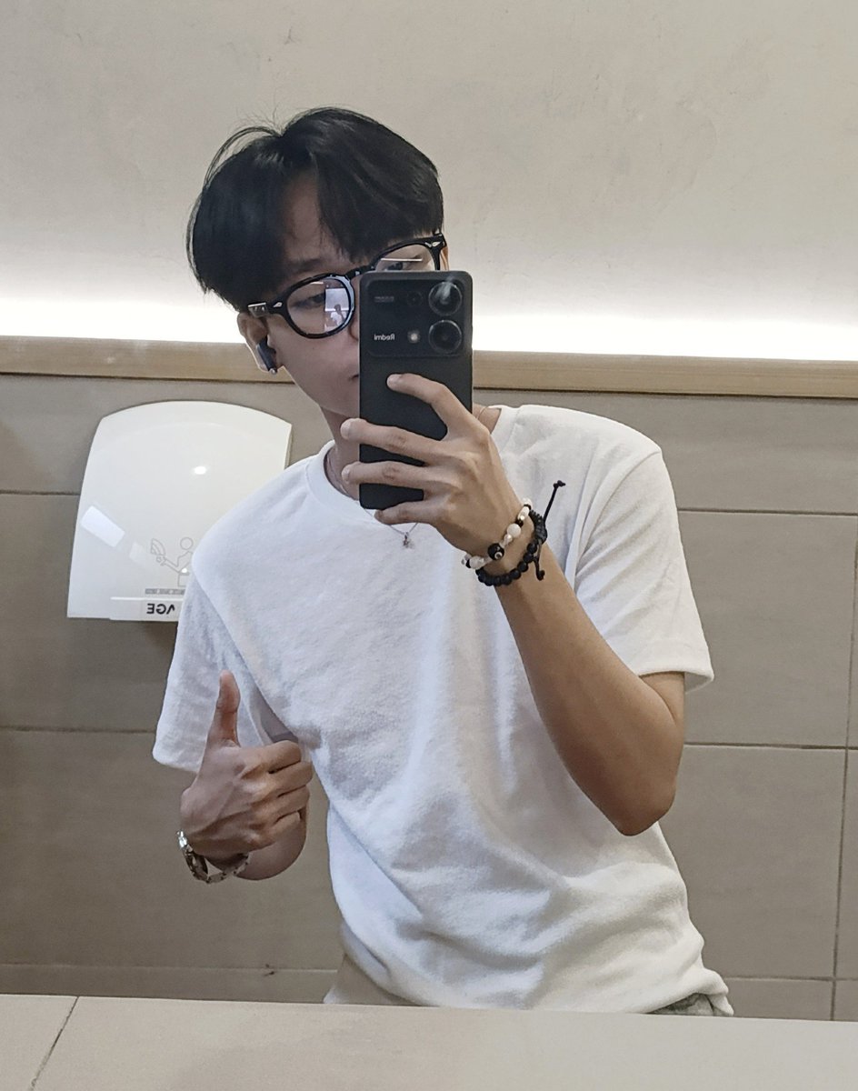 sweaterbois's tweet photo. gender euphoria through the roof https://t.co/5vTJOPEMtV