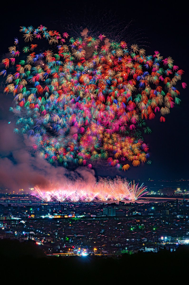 haskap1017's tweet photo. 2年前の長岡花火大会で撮影した夜空を埋め尽くす千輪が凄かったです https://t.co/R5fIowp5q7