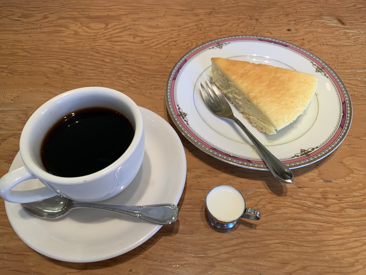 Arche_Archeion's tweet photo. 【小山珈琲店】
☕️ブレンドコーヒー
🍰チーズケーキ

またとてもステキな喫茶店を見つけたので！
ここもまた店内に焙煎機が置いてある店舗でしたが、ご年配のマスターのオリジナルブレンドが気になったのでチーズケーキと一緒に注文！
とてもくつろげる空間でした…また来たい✨ https://t.co/uDE82D9qRm