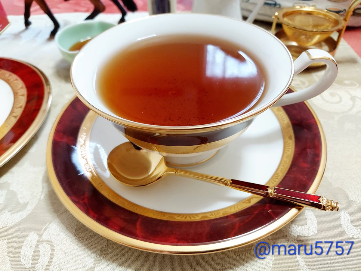 maru5757's tweet photo. 昼下がりのお紅茶。
TWININGSのEnglish Breakfast Teaを。
成城石井のプレーンスコーンを添えて。
ノリタケ HEMINGWAYのトリオで。

クロテッドクリームを切らしていたので、スコーンの付け合わせはハチミツのみでしたが美味しくいただきました🍯 https://t.co/kF8nC7bPT0