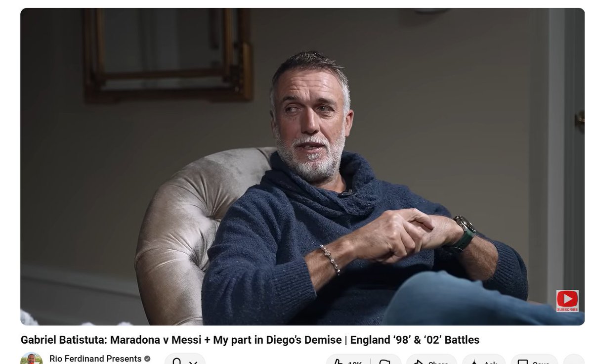 suwondo99's tweet photo. Ada satu wawancara yang bikin gue mikir ulang soal gimana kita ngeliat idola. 

Gabriel Batistuta, salah satu striker paling ditakuti sejagat bola di era 90an, cerita blak-blakan soal Diego Maradona , pahlawannya sendiri sejak kecil. 

Batistuta bilang gini: 
"Sayang sekali, karena dia orang yang hebat dan dia meninggal sendirian. Tidak ada seorang pun yang mendampinginya. Dia mati seperti anjing."

Berat banget denger ini keluar dari mulut orang yang seangkatan, yang sempet satu timnas bareng, yang bahkan posternya nempel di kamar Batistuta pas dia masih remaja. 

Yang bikin makin nyesek, Batistuta gak sok nyalahin orang lain. 

Dia justru nunjuk diri sendiri: 
"Kami tidak banyak berbuat untuk melindunginya."

Dia ngerasa ikut andil, karena dia sendiri salah satu orang yang dulu ikut mengagumi tapi diem aja pas Maradona lagi hancur. 

Batistuta jelasin akar masalahnya: Maradona udah jadi selebriti sejak umur 6 tahun, lahir dari keluarga yang gak berada, dan keluarganya ngeliat ketenaran itu sebagai jalan keluar dari kemiskinan. 

Dari situ, gak ada satupun yang berani bilang "nggak" ke Maradona kecil. Semua dituruti. 

Dan menurut Batistuta, itu kesalahan besar , "Berbahaya bagi manusia untuk memiliki ini.." 

Ironisnya, Batistuta sendiri juga cerita soal cedera pergelangan kakinya yang parah banget selama karir, sampe pernah minta ke dokter buat diamputasi aja saking gak tahannya sama rasa sakit. 

Sepakbola memberikan banyak kepadaku, katanya, Tapi mengambil banyak juga. 

Dua legenda, dua cerita berbeda soal harga yang harus dibayar demi jadi yang terhebat ,  satu bayar pake tubuhnya, satu bayar pake nyawanya, sendirian. 🥲⚽