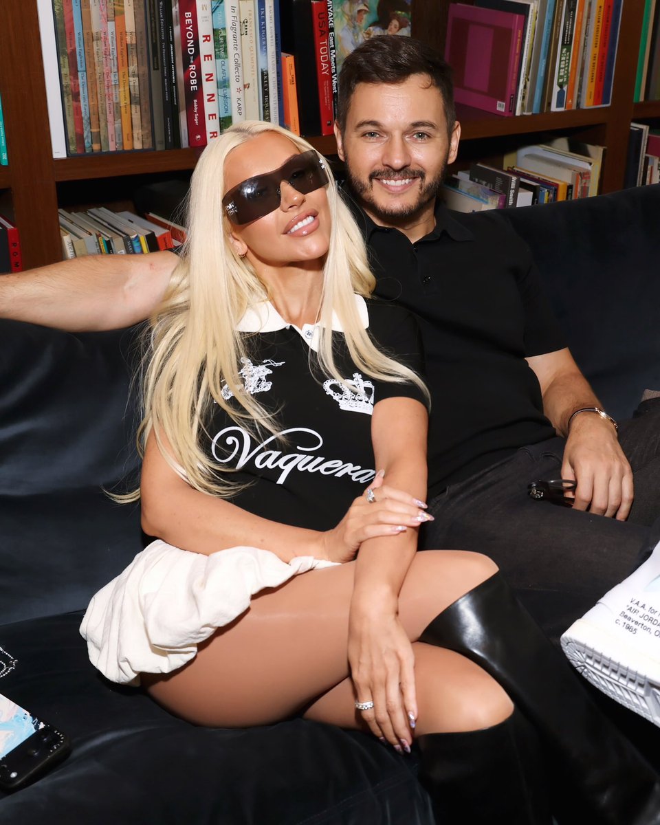 Refectmoney_Soc's tweet photo. #christinaaguilera attended a celebrity party at Sartiano’s in New York on July 19th, 2026. Christina wore a pair of Miu Miu grey metal sunglasses ($659) 🖤 https://t.co/wwi34D2v3P