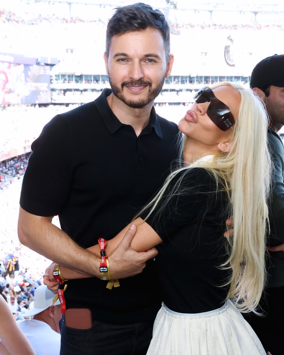 Refectmoney_Soc's tweet photo. #christinaaguilera attended a celebrity party at Sartiano’s in New York on July 19th, 2026. Christina wore a pair of Miu Miu grey metal sunglasses ($659) 🖤 https://t.co/wwi34D2v3P