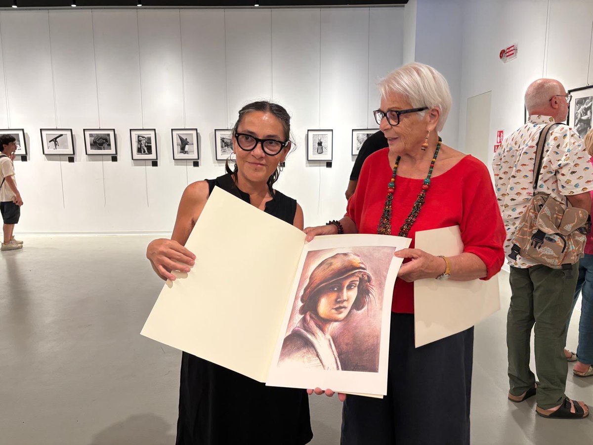 EmbaMexIta's tweet photo. La Direttrice dell'Istituto Culturale del Messico, Mónica de la Mora, ha inaugurato a Grottaferrata una straordinaria mostra dedicata al genio di Tina Modotti. 
Un'opera fotografica pionieristica, capace di fondere avanguardia estetica, realismo e profonda sensibilità sociale.
🧵 https://t.co/r22W0Lov5W