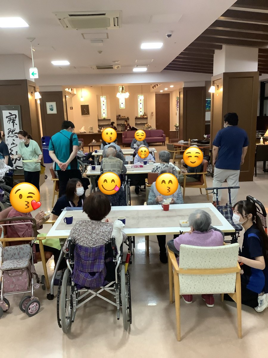 yuyukoho's tweet photo. こんにちは♪
本日はレク委員会と栄養委員会合同で
カフェを行いました。
今回は入居者様にお手伝いをしていただき、
フレンチトーストを作りました🍞
皆様、「甘くて美味しい」と完食されていました😋
コーヒーやココアを飲みながら、
ゆったりとしたひと時を過ごされていました☕️ https://t.co/EH0Tp2PWHM