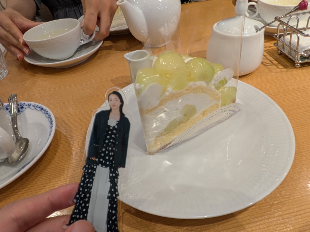 darkfatnov's tweet photo. 波瑠ちゃん。メロンケーキだよ。 https://t.co/wxP39IO5Tg