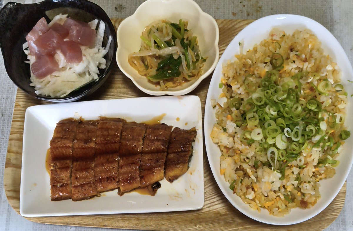 KiboXm's tweet photo. #キリバンの調理おわーり飯テロ中です
#夕食部
今日の夕食は､マグロと山芋短冊､もやしのおひたし､鰻蒲焼き､炒飯です｡ではいただきます(゜ω゜) https://t.co/MnxBDCVz1s