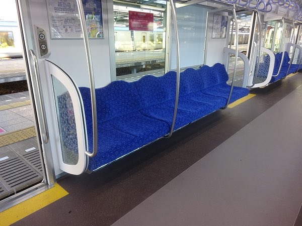 _me_noyatu's tweet photo. こういう座席の持ち手？のとこに太ももと横腹がめり込んでまで隣席に侵攻してるのに、さらにスマホいじる肘でも隣に過剰接触してしまう人は、やはり立ってた方が良いと思う。
サイズが合っていないので体と世間体に悪いと思います。
(心からの提案)📝 https://t.co/iXTW5uWl8i