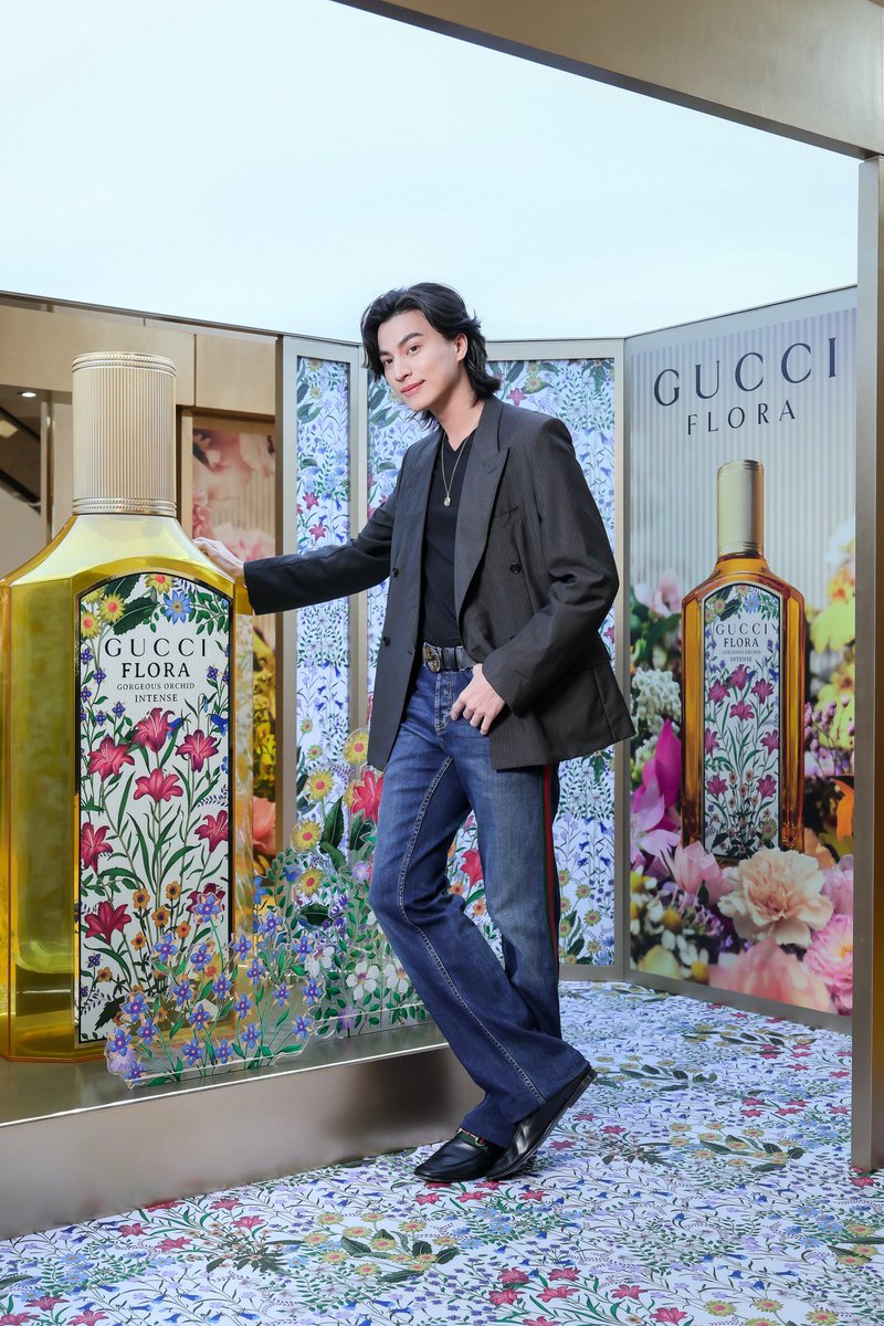 tb_entofficial's tweet photo. กลัฟ คณาวุฒิ แบรนด์แอมบาสเดอร์ของ Gucci เข้าร่วมงานเปิดตัวน้ำหอม Gucci Flora Gorgeous Orchid Intense ณ Hall of Fame ชั้น M สยามพารากอน ที่ทุกคนสามารถตามมาสัมผัสกลิ่นหอมได้แล้ววันนี้ - 3 สิงหาคม 2026

GULF GUCCI FLORA PARAGON
#GucciBeautyxGulf
#GulfKanawut https://t.co/pC6gjWBHNA