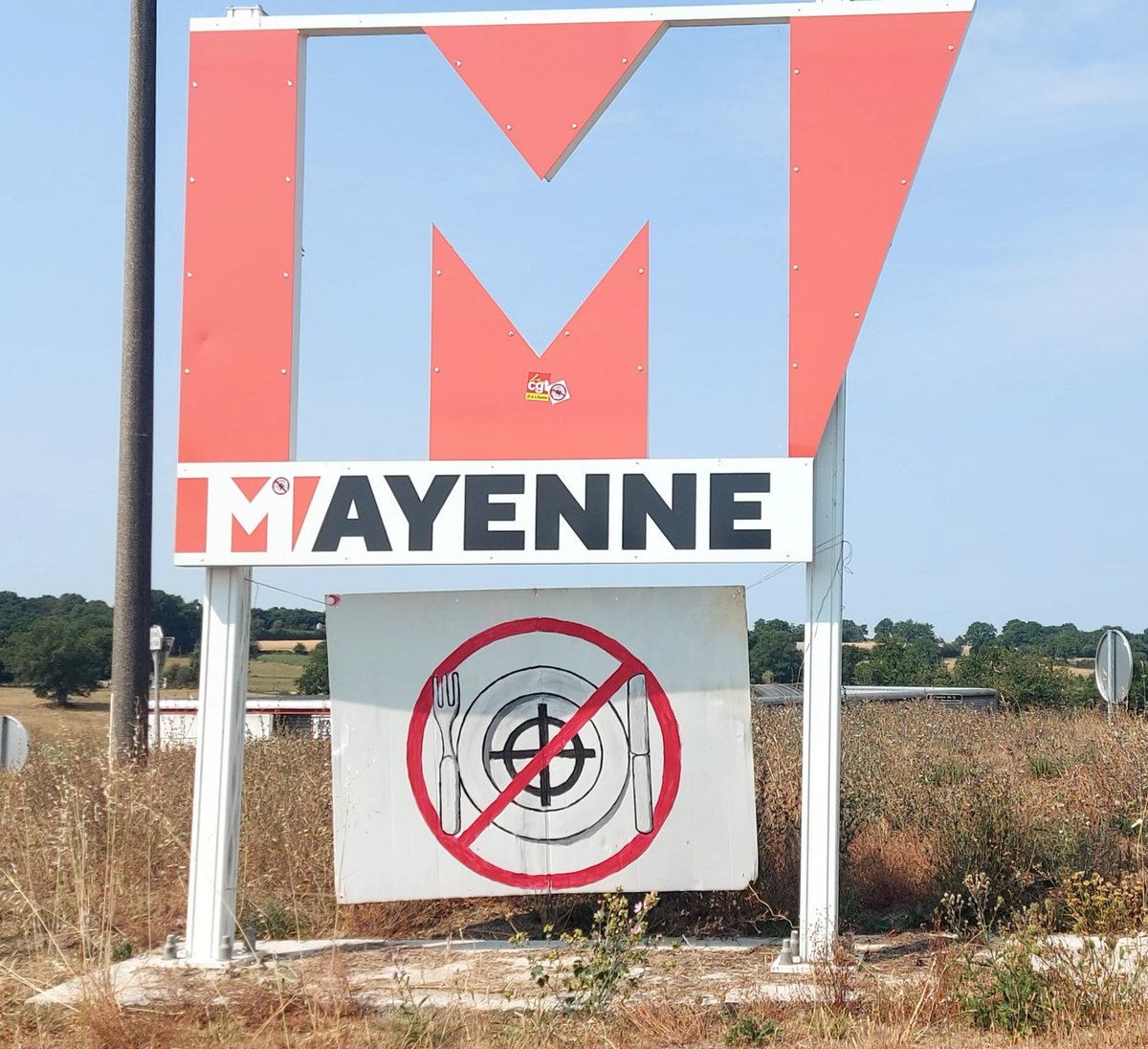 Garde53's tweet photo. Merci à Ouest France et au Courrier de la Mayenne  d'avoir couvert notre action de visibilité d'aujourd'hui contre le banquet des #Vaillants dont les liens avec l'extrême droite sont  largement documentés et ont déjà fait l'objet d'articles en semaine
#antifa #CanonFrancais #GUD https://t.co/16vU12NWWx