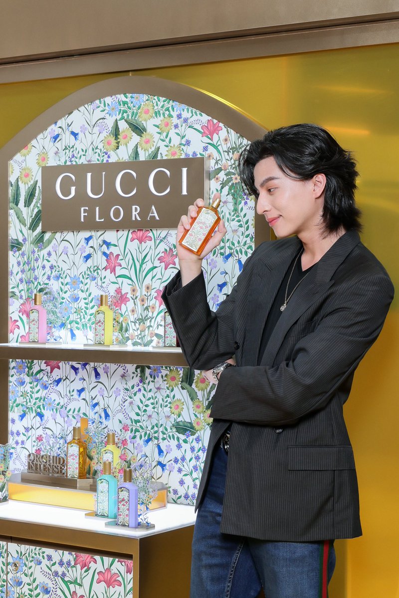 tb_entofficial's tweet photo. กลัฟ คณาวุฒิ แบรนด์แอมบาสเดอร์ของ Gucci เข้าร่วมงานเปิดตัวน้ำหอม Gucci Flora Gorgeous Orchid Intense ณ Hall of Fame ชั้น M สยามพารากอน ที่ทุกคนสามารถตามมาสัมผัสกลิ่นหอมได้แล้ววันนี้ - 3 สิงหาคม 2026

GULF GUCCI FLORA PARAGON
#GucciBeautyxGulf
#GulfKanawut https://t.co/J2apA2uEK0