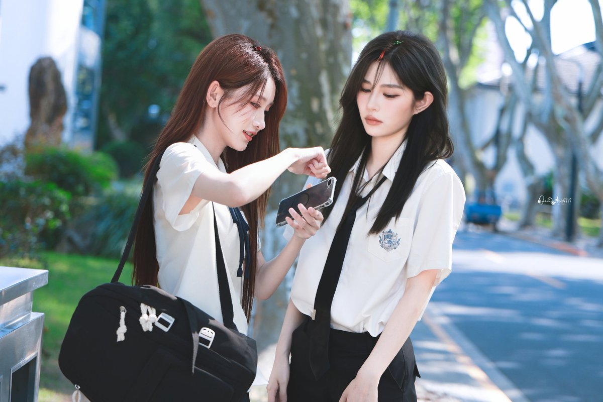 cherryxiaoyiii_'s tweet photo. That one couple you always see after school, being all lovey-dovey and making everyone feel single 😌 https://t.co/pPiPyyGQhf