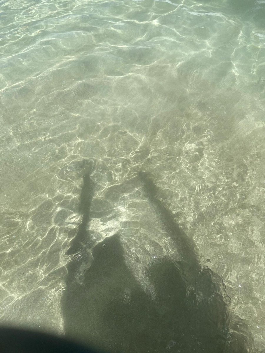 Atas_Yimo's tweet photo. Soaking my feet in the water while the sea breeze blows.I’ve claimed a whole afternoon of pure happiness. I’ve already decided to stay here tonight to gaze at the stars I’m really looking forward to it. https://t.co/KKYoFbMCpj