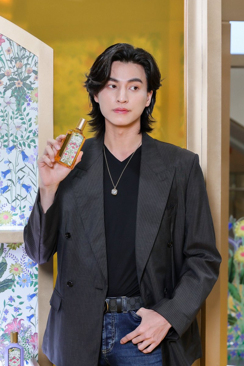 tb_entofficial's tweet photo. กลัฟ คณาวุฒิ แบรนด์แอมบาสเดอร์ของ Gucci เข้าร่วมงานเปิดตัวน้ำหอม Gucci Flora Gorgeous Orchid Intense ณ Hall of Fame ชั้น M สยามพารากอน ที่ทุกคนสามารถตามมาสัมผัสกลิ่นหอมได้แล้ววันนี้ - 3 สิงหาคม 2026

GULF GUCCI FLORA PARAGON
#GucciBeautyxGulf
#GulfKanawut https://t.co/z1mRYP9qVI