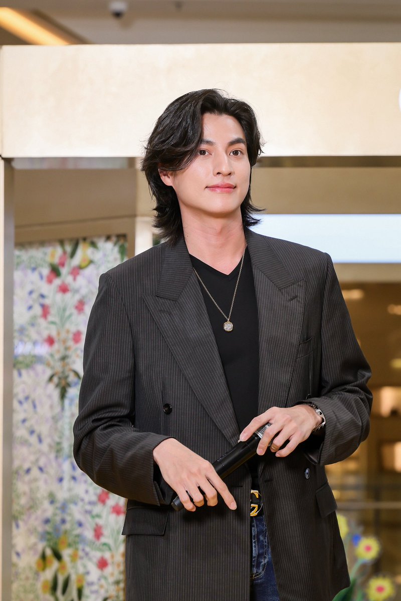 tb_entofficial's tweet photo. กลัฟ คณาวุฒิ แบรนด์แอมบาสเดอร์ของ Gucci เข้าร่วมงานเปิดตัวน้ำหอม Gucci Flora Gorgeous Orchid Intense ณ Hall of Fame ชั้น M สยามพารากอน ที่ทุกคนสามารถตามมาสัมผัสกลิ่นหอมได้แล้ววันนี้ - 3 สิงหาคม 2026

GULF GUCCI FLORA PARAGON
#GucciBeautyxGulf
#GulfKanawut https://t.co/z1mRYP9qVI