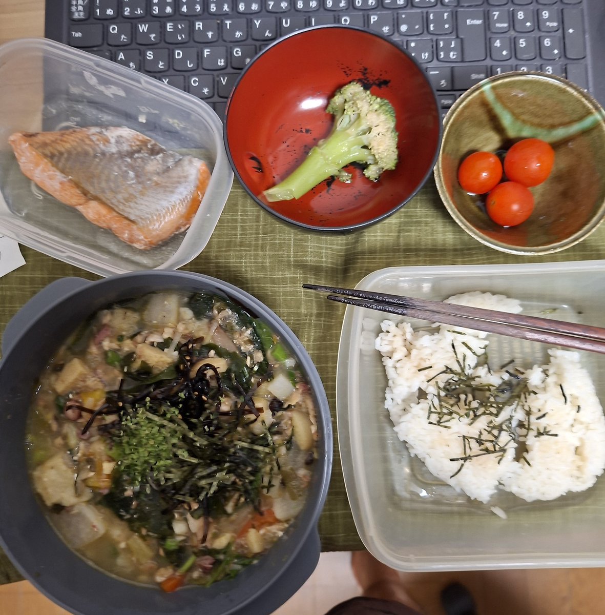 Yan_second_0417's tweet photo. 最近の皿数ときに品目数(鍋の中の)チャンピオンシップ：その②。最近は普段は鍋に入れている魚が単独の皿に「昇格」するケースも増えて来ましたね。３枚目は間食として確立されつつあるサンドイッチっぽい食パン。食パンにチーズ、サンチェあるいは大葉、ナッツを乗せてレンジでチンです。 https://t.co/OAtGi4EP92