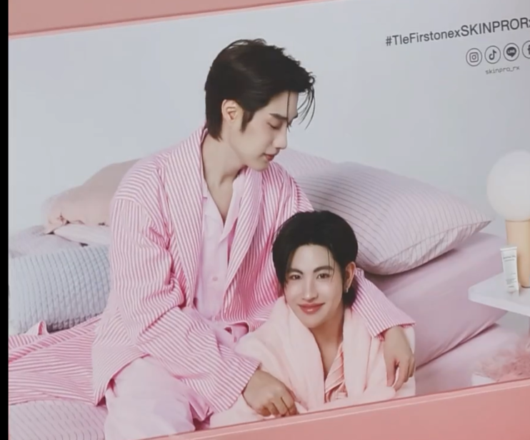 Lunalypink's tweet photo. กราบที่ตักพี่สกินโปรค่ะ

#TleFirstone #เติ้ลเฟิร์สวัน https://t.co/UjxmRI4TfP
