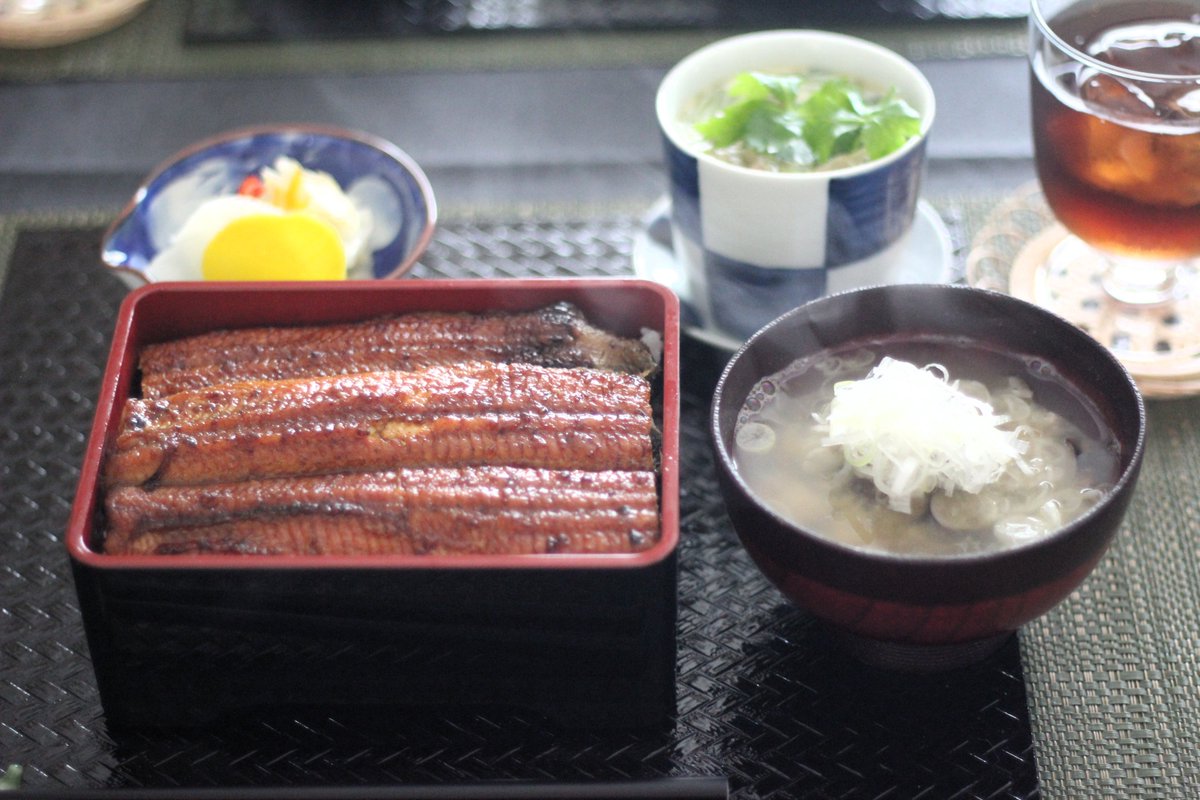 ruuu992's tweet photo. 夜ごはん
うな重 しじみ汁 茶碗蒸し お新香 鶴瓶

#夕食 #土用の丑の日 #うなぎ https://t.co/ez5nN8seew