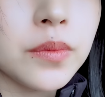 mncollarbone's tweet photo. you can see her moles so clearly in here 😭😭 btw are those crumbs on her lips?........... https://t.co/rbDKCkol5y