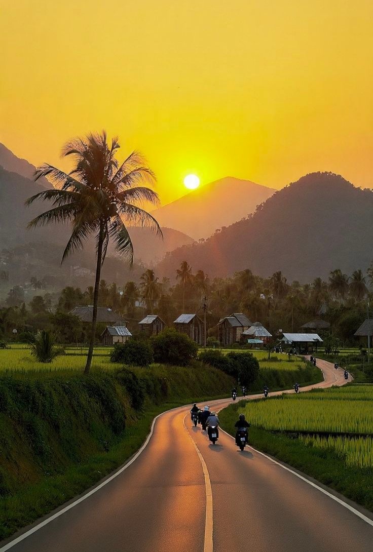 fikoefi's tweet photo. jalan, rumah &amp; gunung,~ 🏡🏔✨ https://t.co/tSW7dgax2x