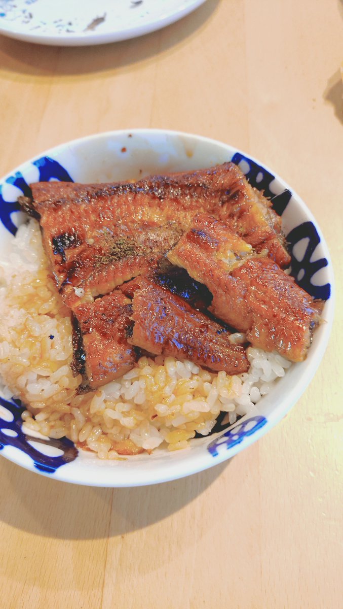 xr__maru's tweet photo. 今日はうなぎ。全員に胴の真ん中あたりと尻尾が行く��うにしたら粉々に。うなぎはジョイフルで食べるのが安いかもしれん。味は美味しかった。 https://t.co/UEt78vsFfT