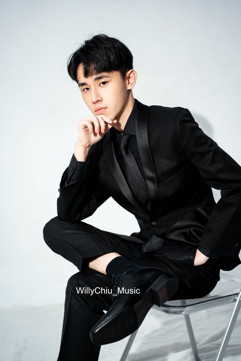 WillyChiu_Music's tweet photo. 音樂老師形象照，學生看到應該很樂意來上課吧（X https://t.co/FvEu0ihYxy