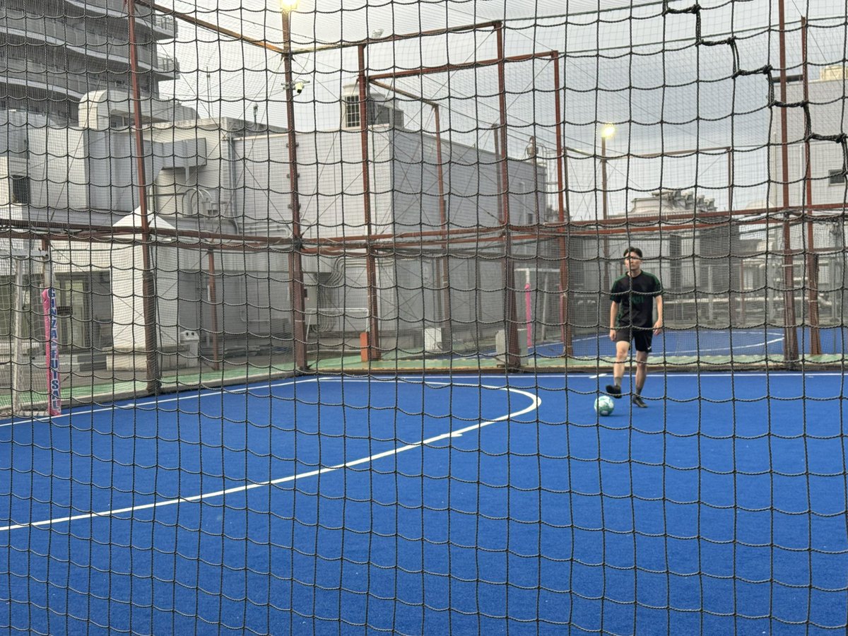 GSFortaleza's tweet photo. 大雨で皆雑談してるのにいの一番にピッチインする元水泳部。 https://t.co/SLkHboCVEY