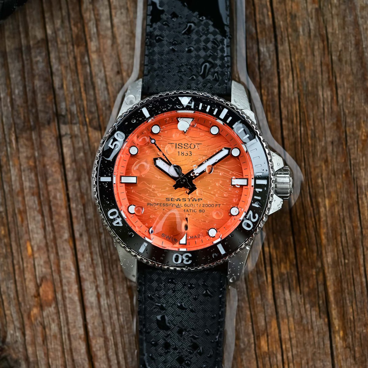 herhafta1saat's tweet photo. Yaz aşkım 🍊: Tissot Seastar 2000 44mm

600m su geçirmezlik ve Powermatic 80'in aşkının meyvesi olarak bu güzel dalgıç saati dünyaya geliyor.

Önceki modelde 46mm olan kasa çapı bu modelde 44'e indirilmiş olsa da, ince bilekliler için hâlen büyük bir saat maalesef.

🏷️: 53.160 TL https://t.co/fUbjWMgRtm