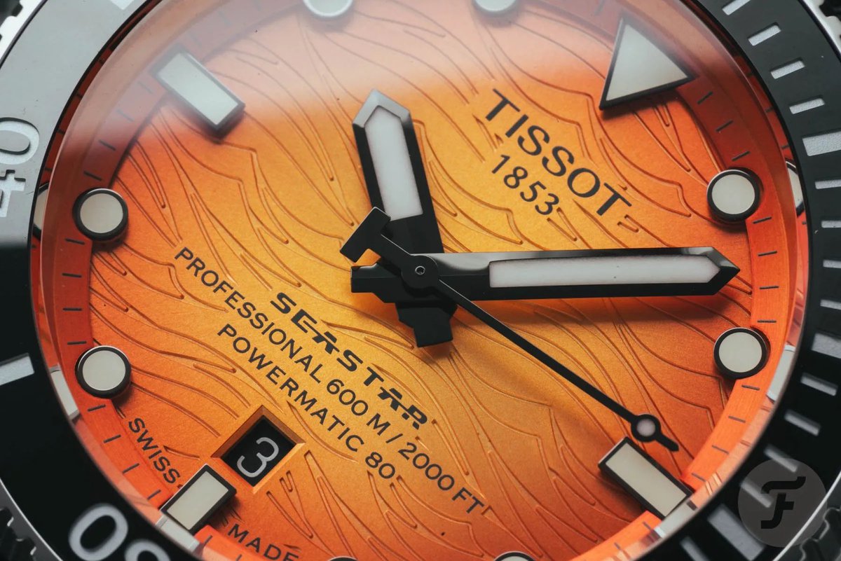 herhafta1saat's tweet photo. Yaz aşkım 🍊: Tissot Seastar 2000 44mm

600m su geçirmezlik ve Powermatic 80'in aşkının meyvesi olarak bu güzel dalgıç saati dünyaya geliyor.

Önceki modelde 46mm olan kasa çapı bu modelde 44'e indirilmiş olsa da, ince bilekliler için hâlen büyük bir saat maalesef.

🏷️: 53.160 TL https://t.co/fUbjWMgRtm