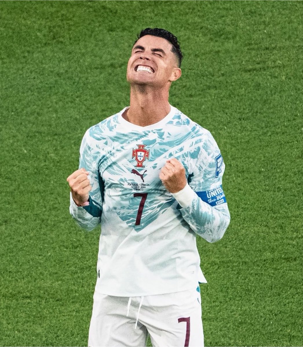 crest_iano's tweet photo. 👑 THE INTERNATIONAL GOAL KING. 🇵🇹130+ goals and counting. No male player in football history has ever scored more for their country. Cristiano Ronaldo’s international record is completely untouchable. 🐐⚽️#CR7 #Ronaldo #Portugal #GoalKing https://t.co/oa5Wj0JPMk