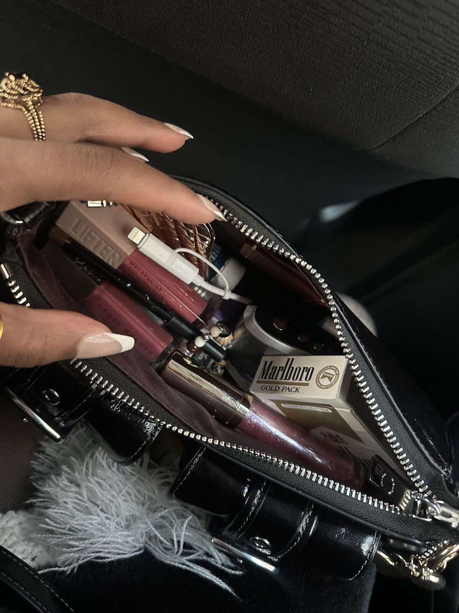 ceelasylviaa's tweet photo. what’s in my bag…? https://t.co/JvXMzGjo10