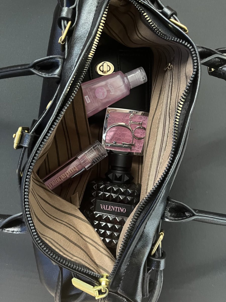 ceelasylviaa's tweet photo. what’s in my bag…? https://t.co/JvXMzGjo10
