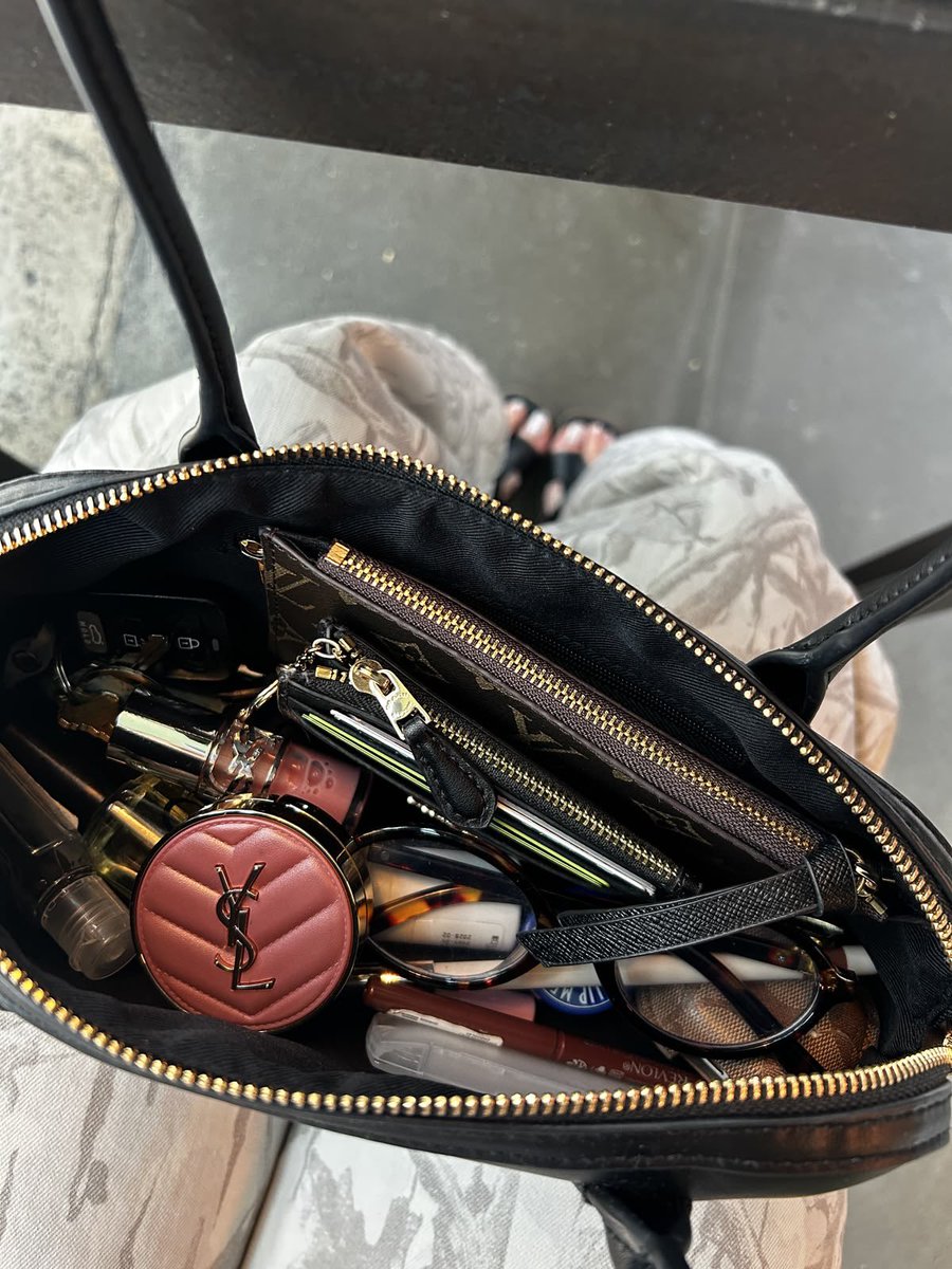 ceelasylviaa's tweet photo. what’s in my bag…? https://t.co/JvXMzGjo10