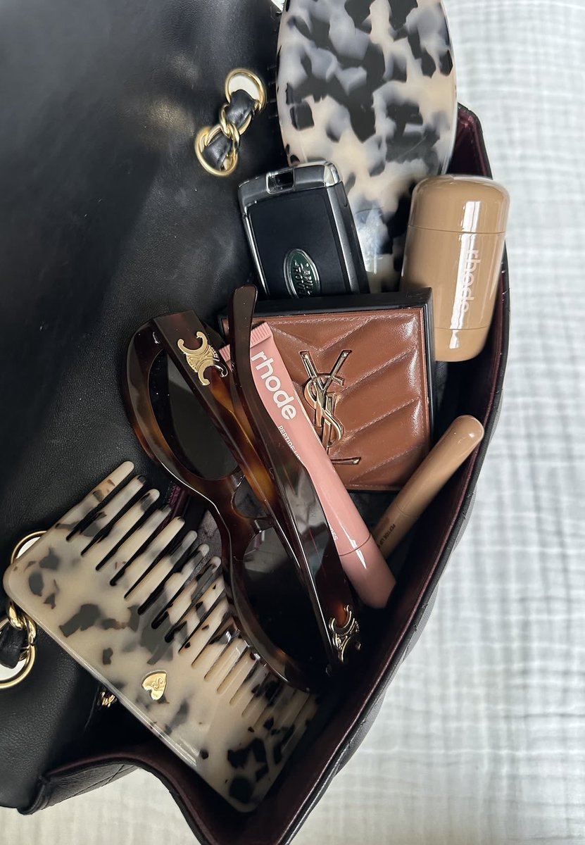 ceelasylviaa's tweet photo. what’s in my bag…? https://t.co/JvXMzGjo10
