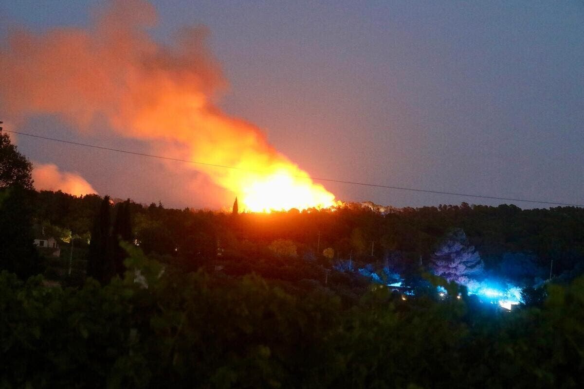 Var_Matin's tweet photo. Alors que l’incendie qui frappe le Var depuis mardi 21 juillet entre dans son sixième jour, les secours restent pleinement mobilisés ce dimanche 26 juillet. Le feu a désormais parcouru 4 470 hectares, entraînant l’évacuation de 2 000 personnes et la mobi… https://t.co/Fq59JPGMYH https://t.co/5bAVGrJRFu