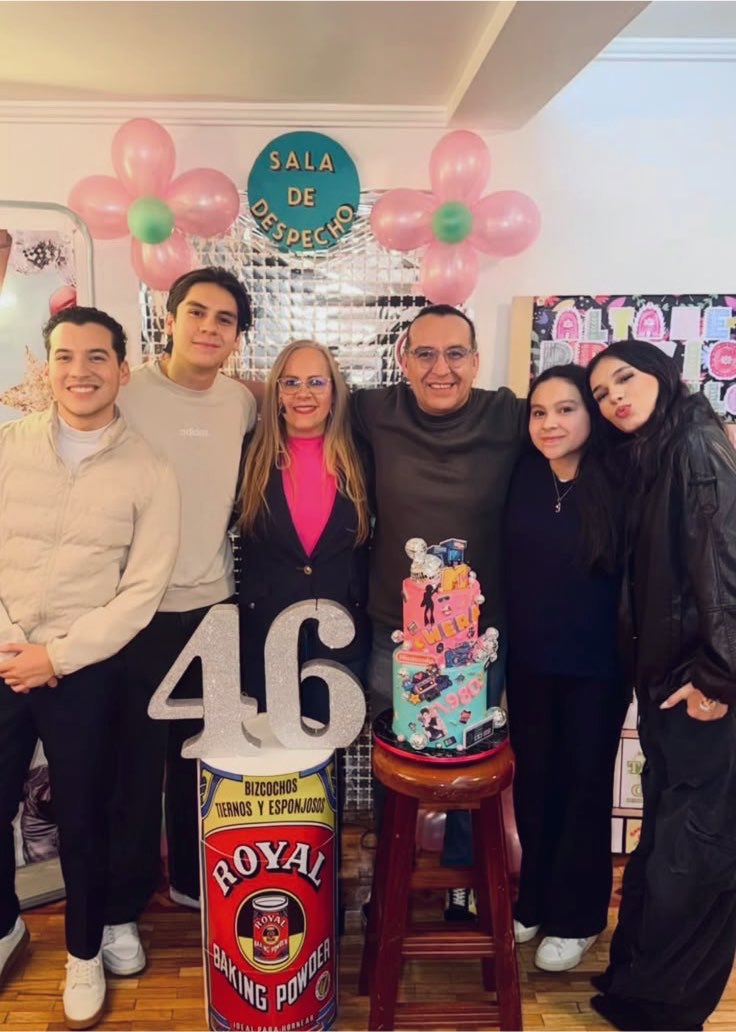 doblem_lights's tweet photo. El Sr Mario con sus niñas y la tía Gaby con sus varones🥹🤏🏻💘 https://t.co/fpSSk9wcnq