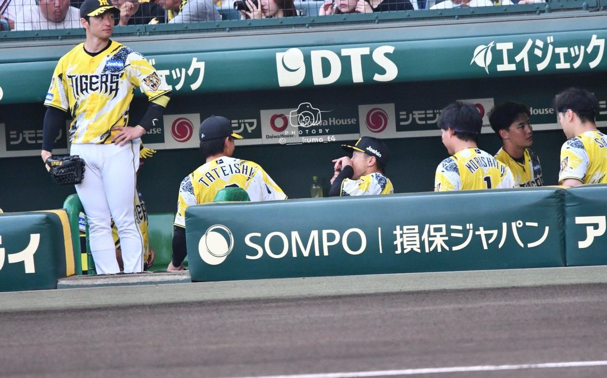 ____kuma_t4's tweet photo. 2026.7.26 阪神甲子園球場

ベンチでもやるｗｗｗ
ほんで一体これなんなん？（笑）

 #熊谷敬宥  #立石正広 
 #阪神タイガース #hanshin #hanshintigers https://t.co/LpYHo97BpJ