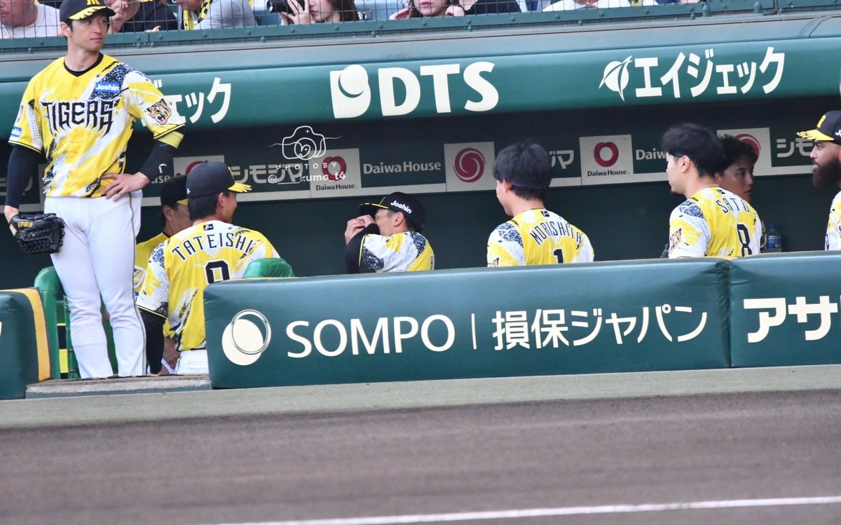 ____kuma_t4's tweet photo. 2026.7.26 阪神甲子園球場

ベンチでもやるｗｗｗ
ほんで一体これなんなん？（笑）

 #熊谷敬宥  #立石正広 
 #阪神タイガース #hanshin #hanshintigers https://t.co/LpYHo97BpJ