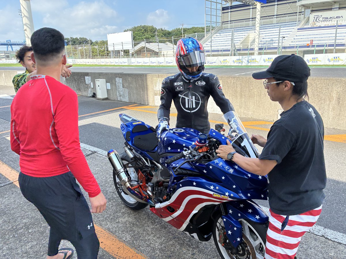 Sodo_hh's tweet photo. ちなみに動画の星条旗🇺🇸カラーのバイクは、伝説の今泉七瀬さんと僕が色々考えて作り上げたZX-4RR 40th Anniversary Edition（エンジンどノーマル）です

藍はちょろ乗りで0の5
59秒も全然出るらしい

ちなみに七瀬さんはセクターベスト1の0
今特注で頼んでるFサスのバネがくれば七瀬さんも0の7は出そう https://t.co/MBMMZVUhgo