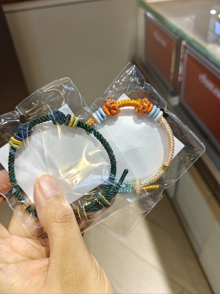 BreannBereon's tweet photo. 今日份治愈手作用闲置彩绳编出ins风小挂饰，0基础也能5分钟上手，挂包上超吸睛！， https://t.co/GDfuN2ta0Q