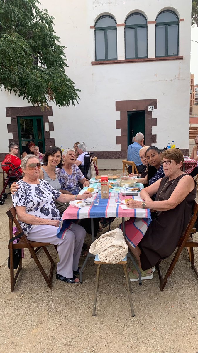 MaicaCapdevila's tweet photo. "Háganlo de tal modo que las palabras del profeta "Yo nunca te olvidaré" adquieran la forma de un tierno y afectuoso encuentro" (León XIV). Con @santegidio_ES desde Gavà feliz #JornadaMundialAncianos!! @santegidionews https://t.co/k8v4x8qgkJ