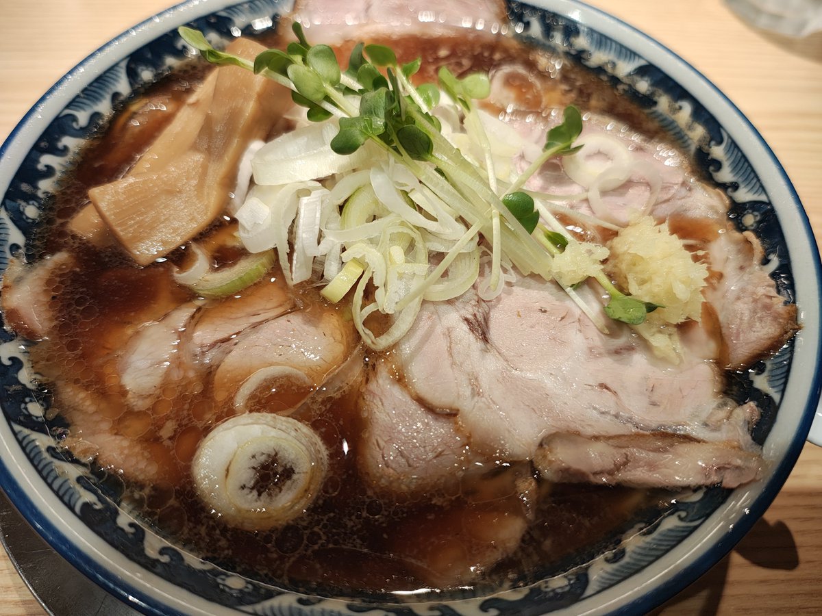 RaMensa_JP's tweet photo. 麺屋はじめ
黒醤油ラーメン980円
良い席で試合観戦に行き、勝ちで気持ち良くなってそのまま麺を食らう
男の休日はそれで十分よ
黒醤油ラーメンに生姜トッピングしたところ一段上の味へ昇華した
味に生姜の風味が加わりもう大変
白醤油でも試したいと思います
（みずきち） https://t.co/cp1Bo5sHEW