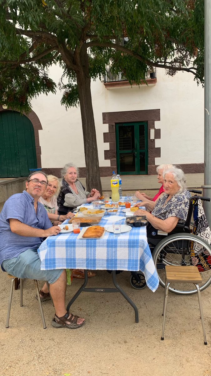 MaicaCapdevila's tweet photo. "Háganlo de tal modo que las palabras del profeta "Yo nunca te olvidaré" adquieran la forma de un tierno y afectuoso encuentro" (León XIV). Con @santegidio_ES desde Gavà feliz #JornadaMundialAncianos!! @santegidionews https://t.co/k8v4x8qgkJ